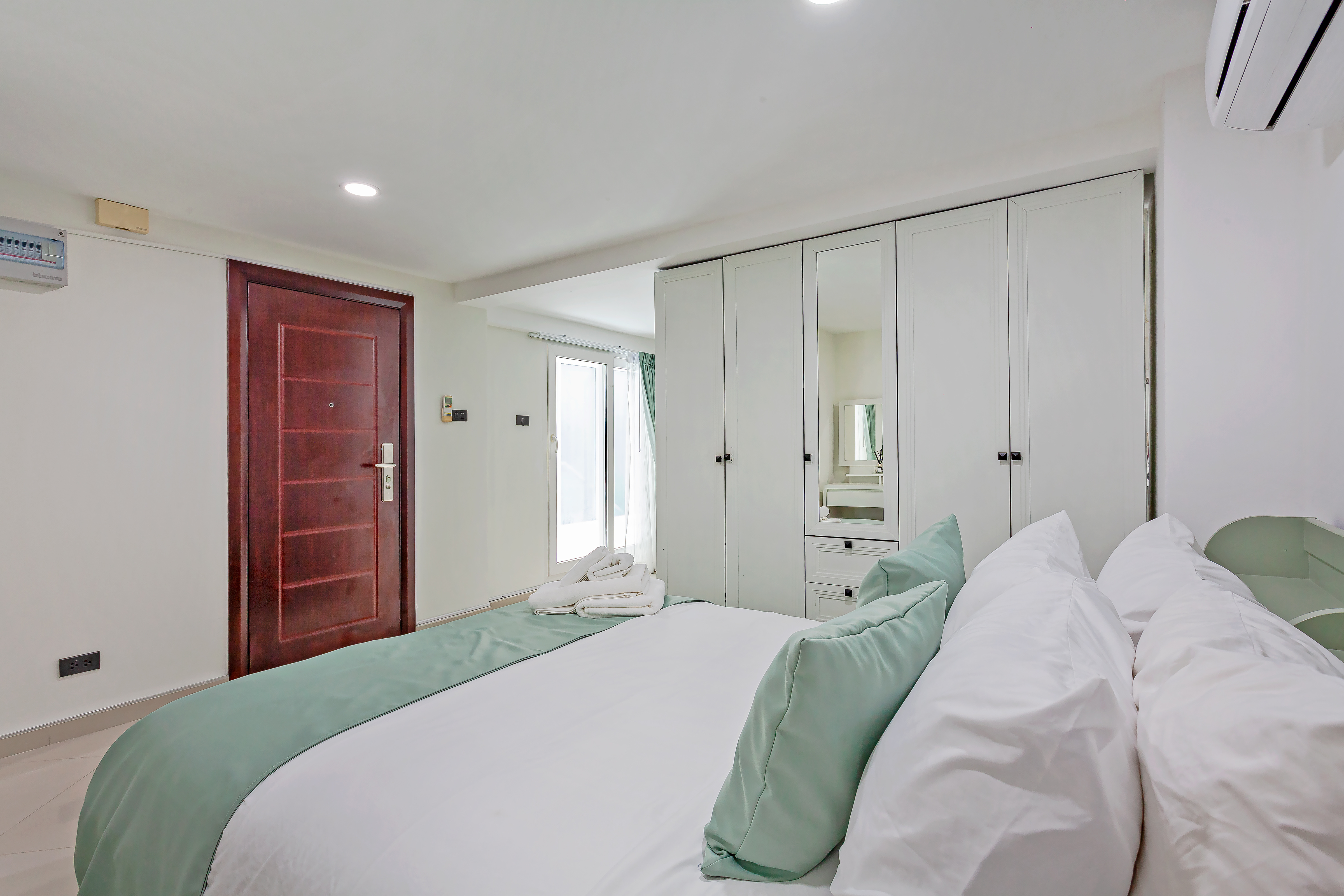 Studio apartment bedroom and kitchenette at Grosvenor House