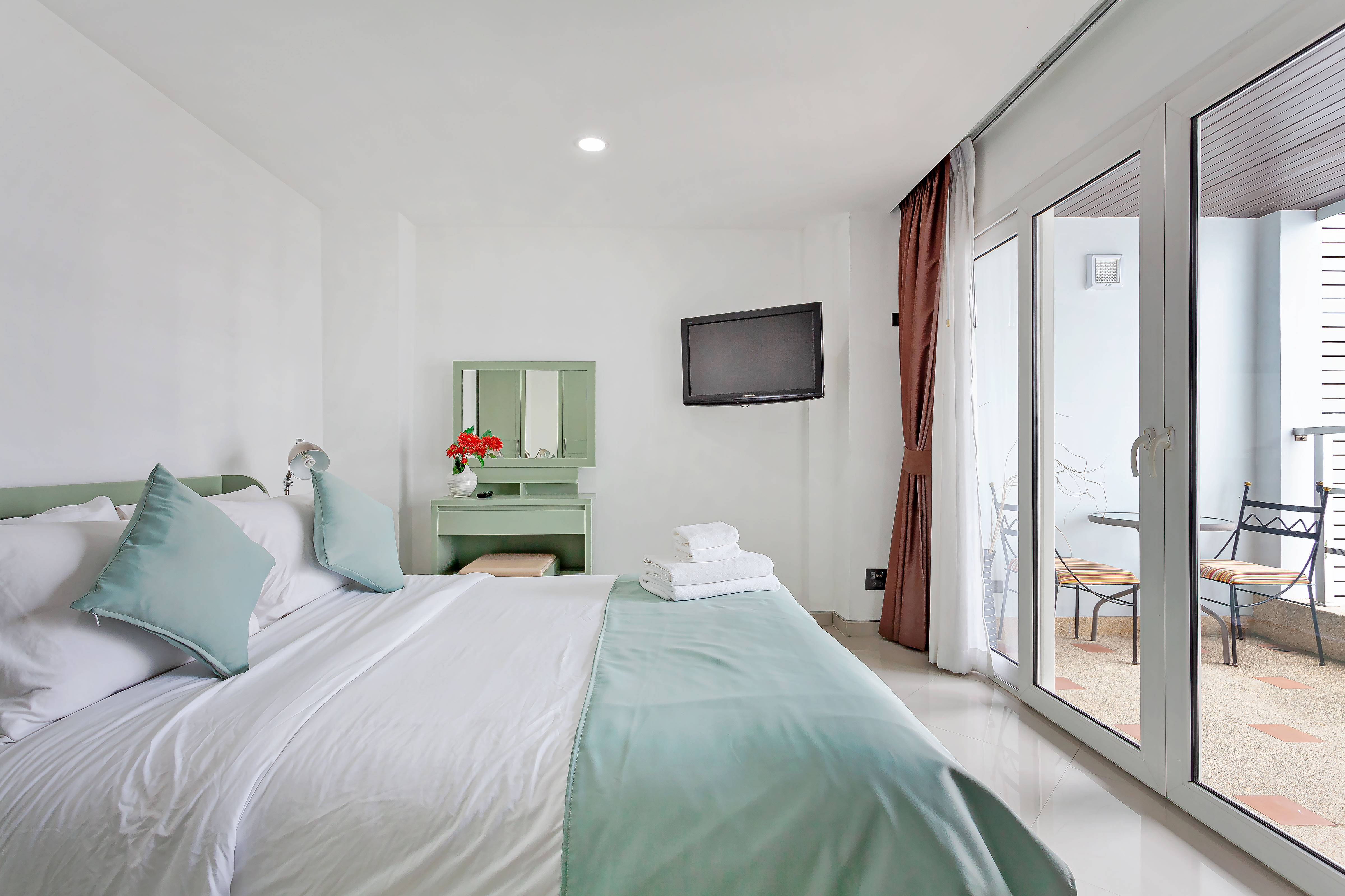 Living room with city view in Room 6 at Grosvenor House